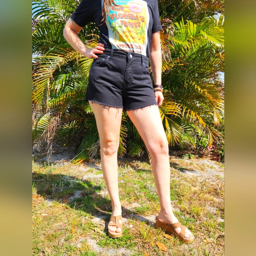 Vintage Y2K Levi's Classic Fit Stretch cutoff jean shorts, size 8 Misses